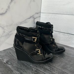 MK MICHEAL KORS black leather and patent leather wedge sneaker 5M